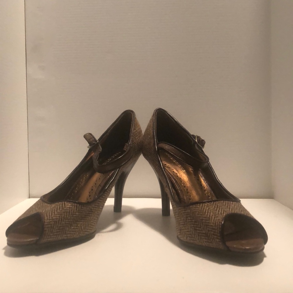 Predictions brown Mary Jane heels size 6 1/2
